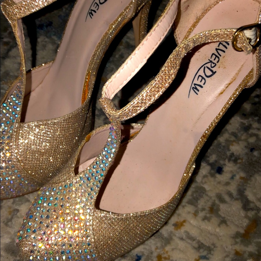 SELLING HIGH HEELS